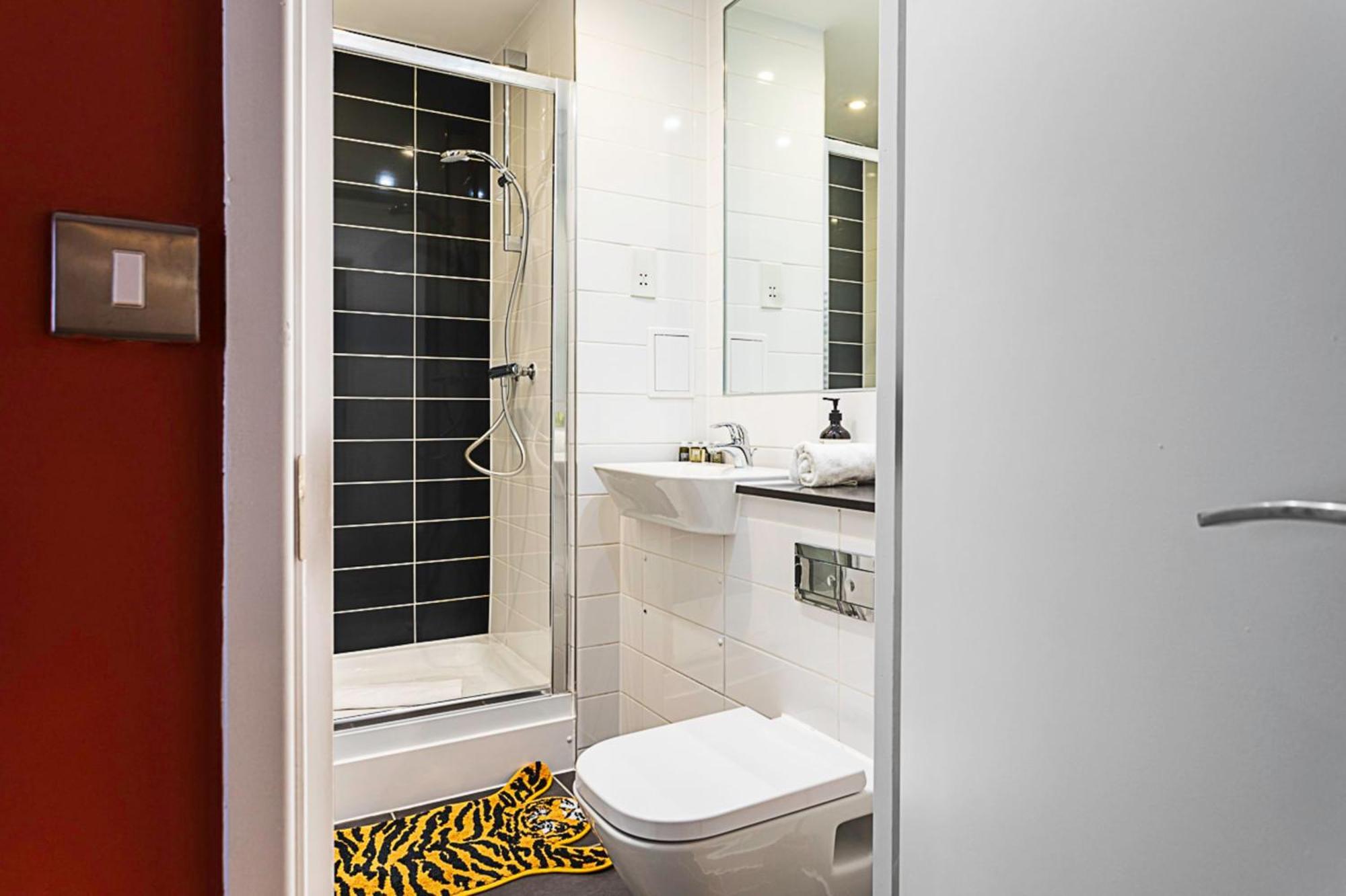 Vibrant And Modern With Canal Views Londres