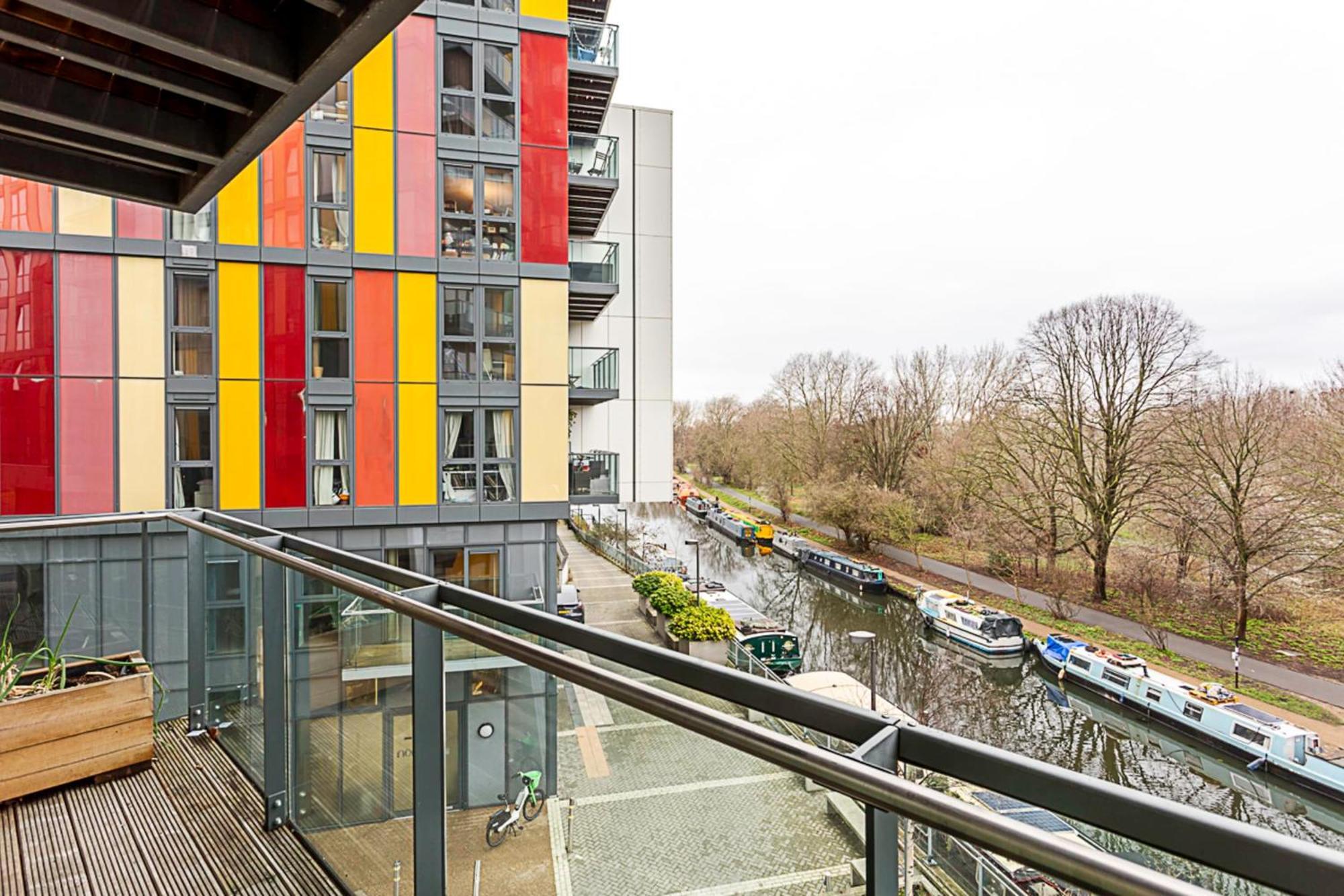 Vibrant And Modern With Canal Views Appartement Londres