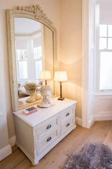 Swanky Pad In Putney * London