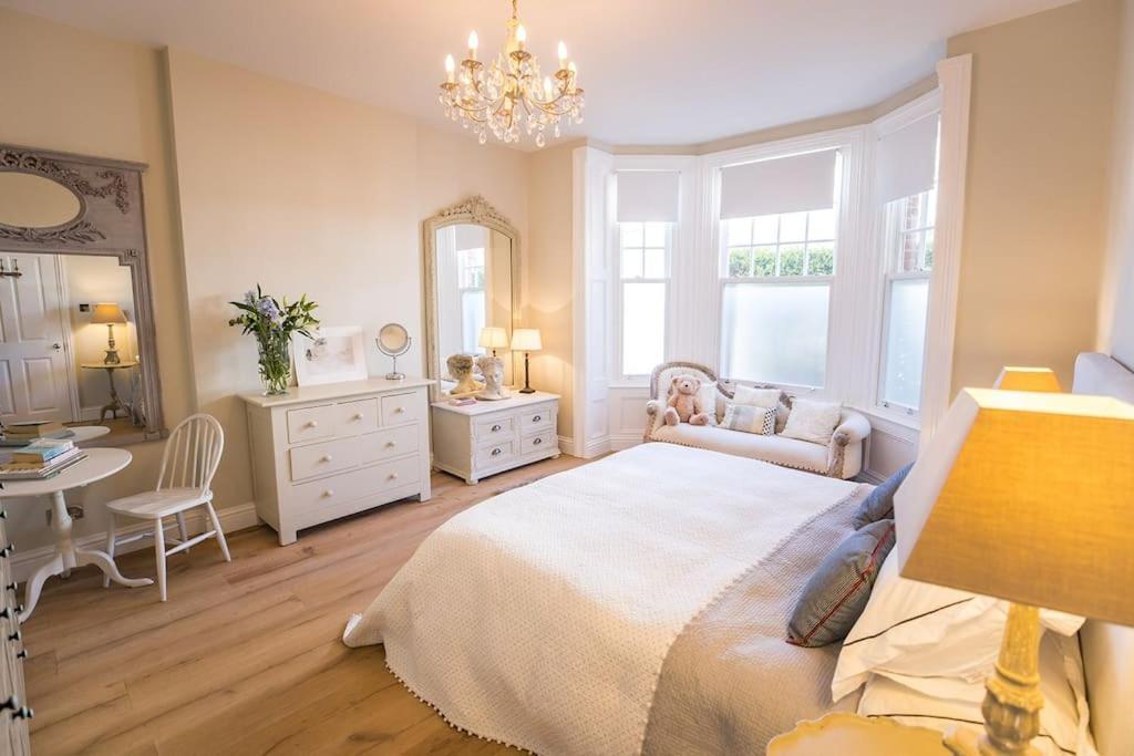 Swanky Pad In Putney Apartment