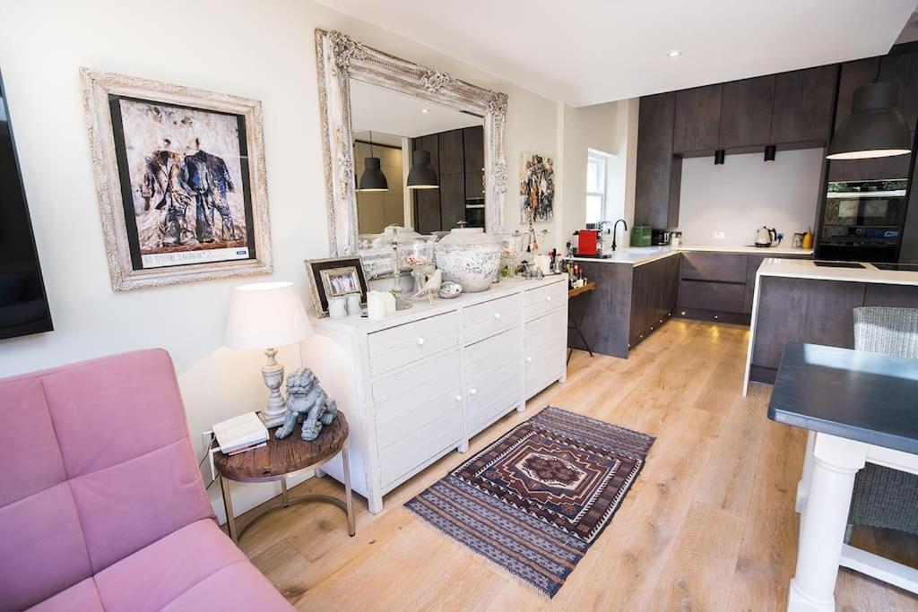 Swanky Pad In Putney * London