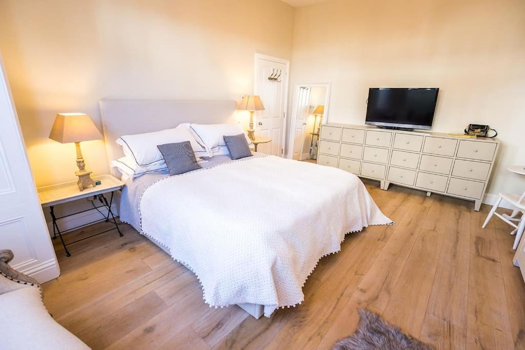 Swanky Pad In Putney * London