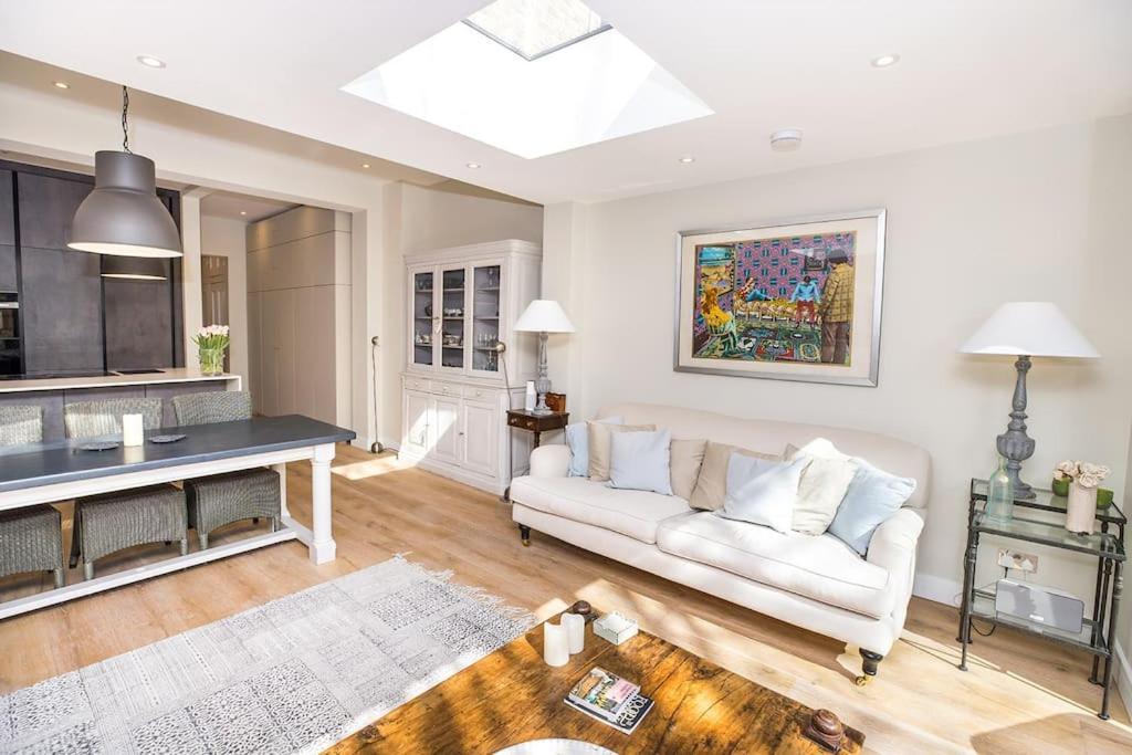 Swanky Pad In Putney Apartment