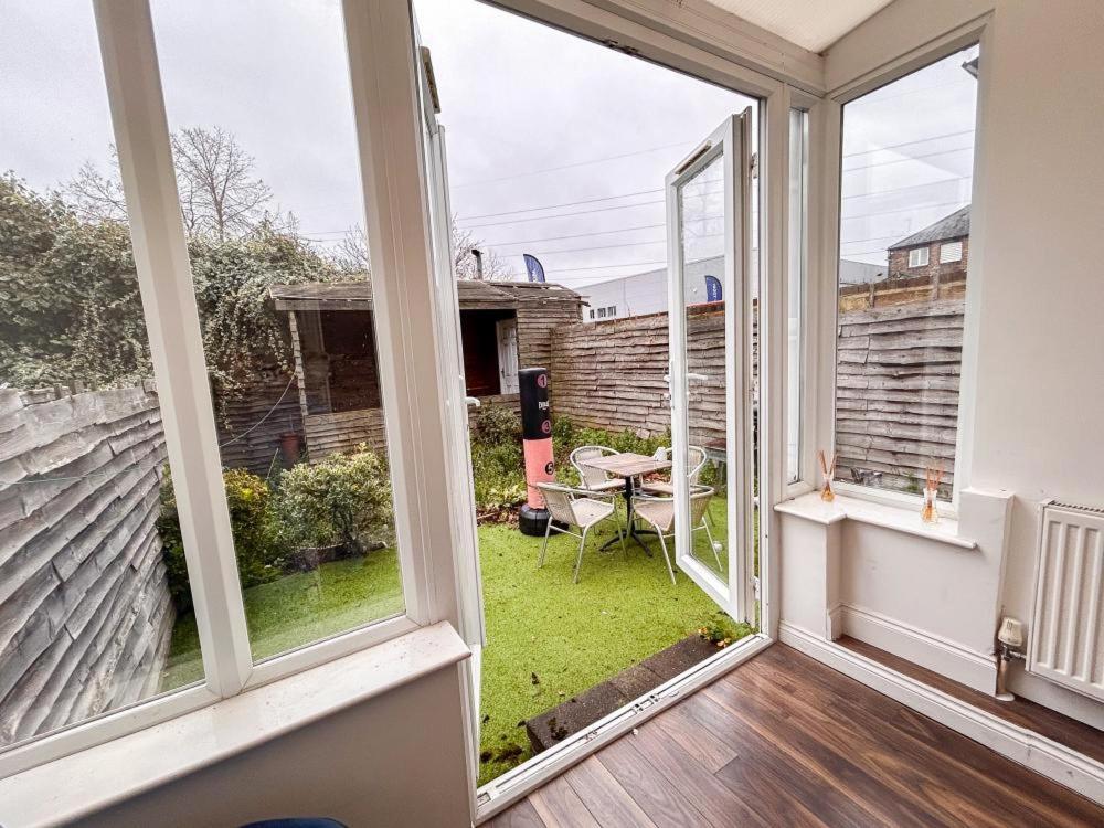 Spacious 2 Bedroom With Garden And Driveway Near Wimbledon