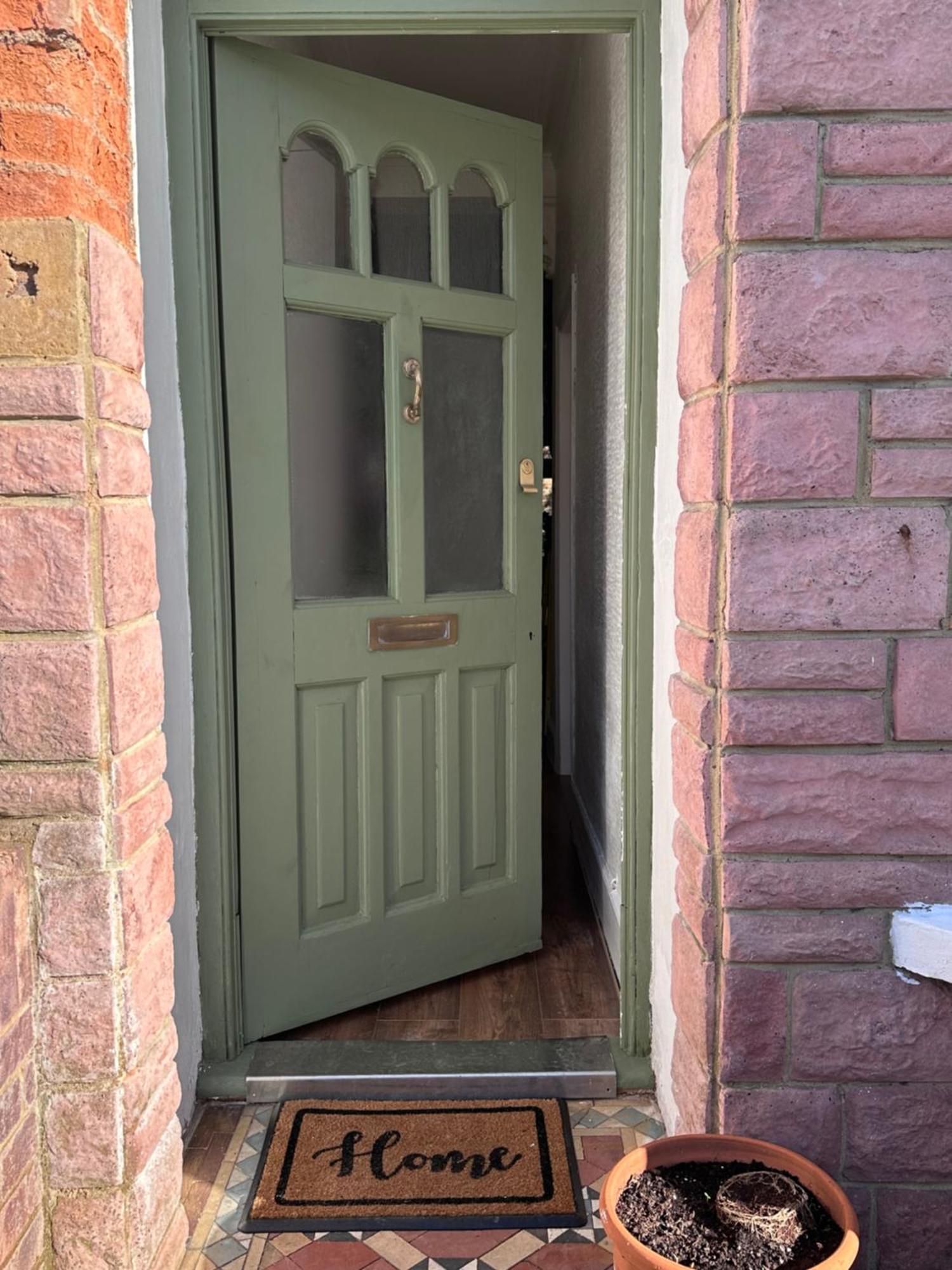 Charming, Renovated In Willesden *