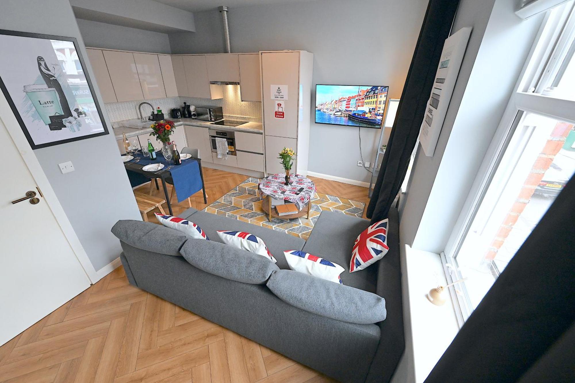 1 Bedroom Flat In Wood Piccadilly Line Londen