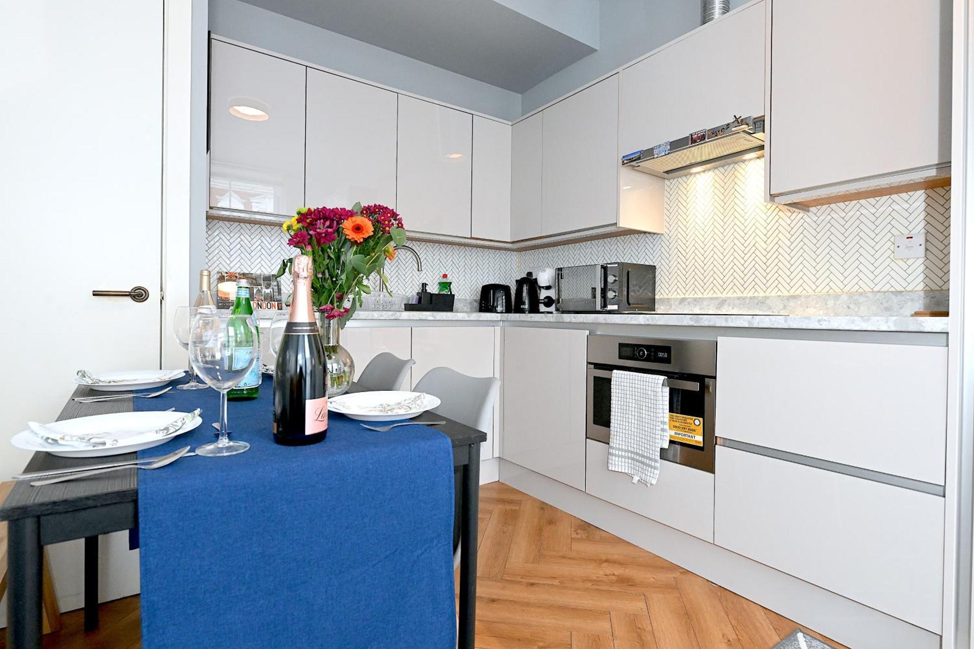 1 Bedroom Flat In Wood Piccadilly Line Appartement *