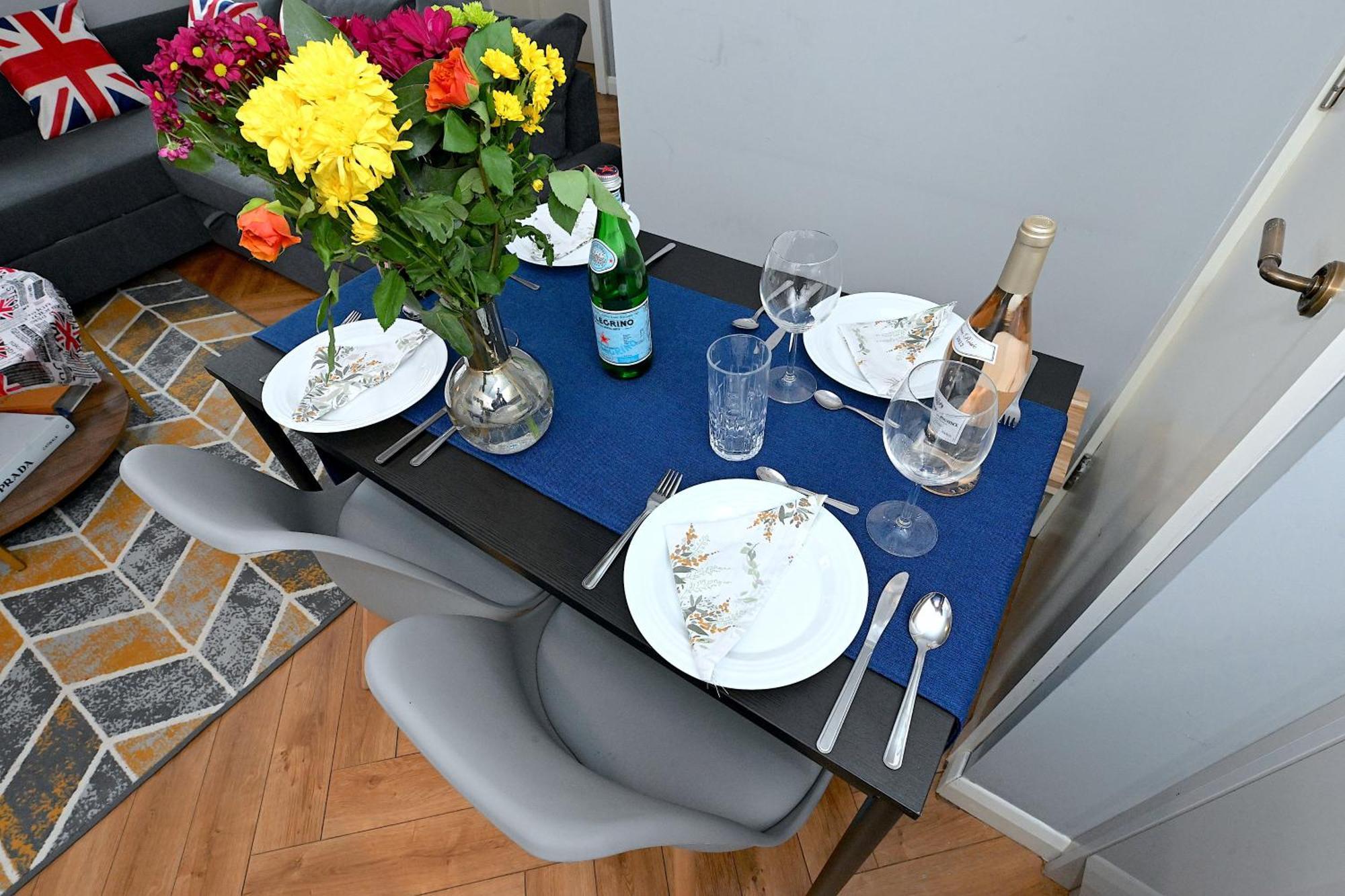 1 Bedroom Flat In Wood Piccadilly Line *