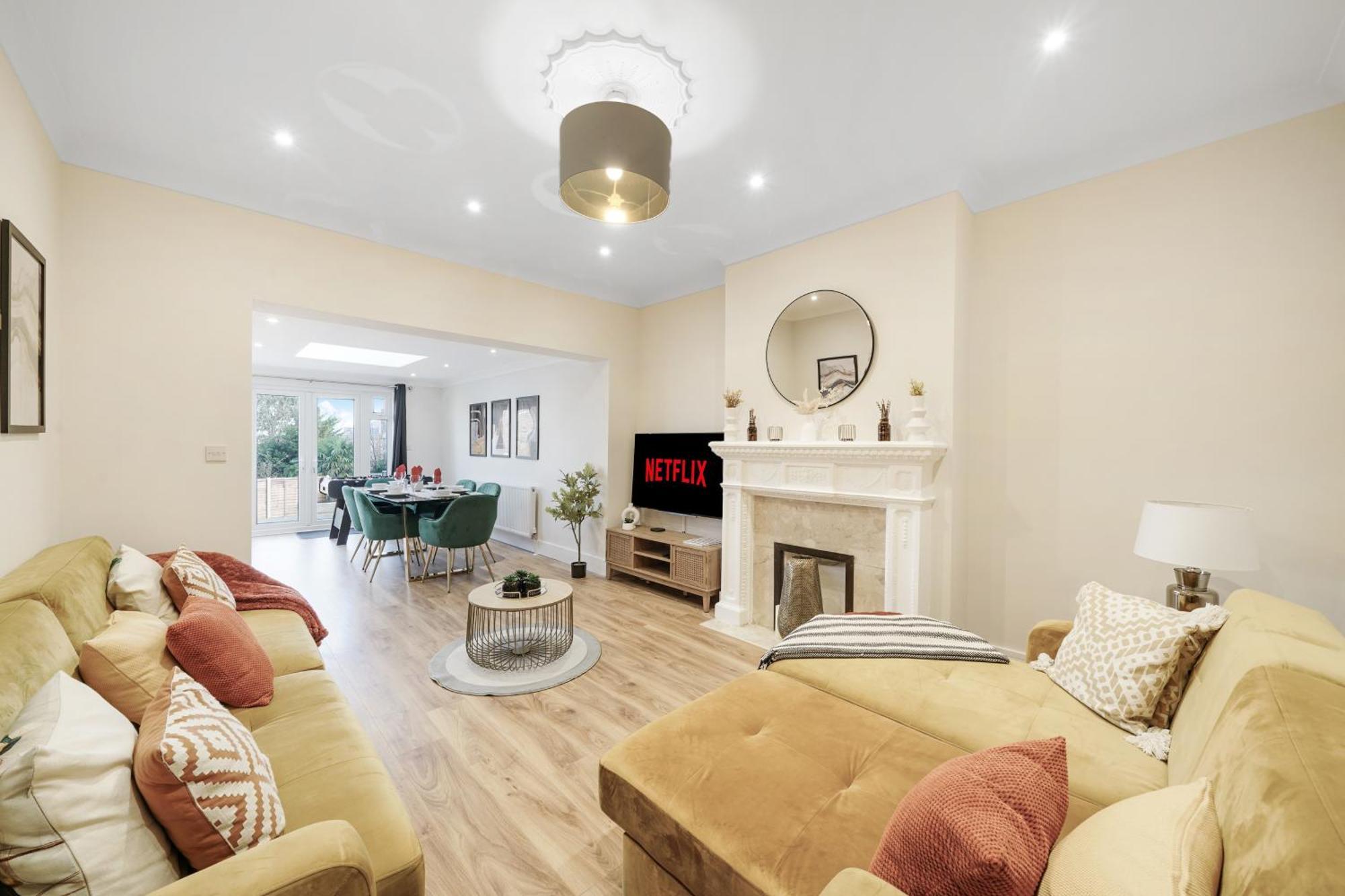 Luxurious House In Wembley - Garden *