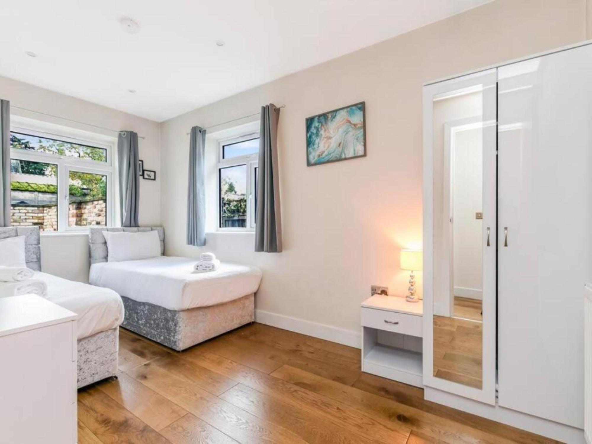 Pass The Keys Ealing Queen Of The Suburbs 2bd Londres