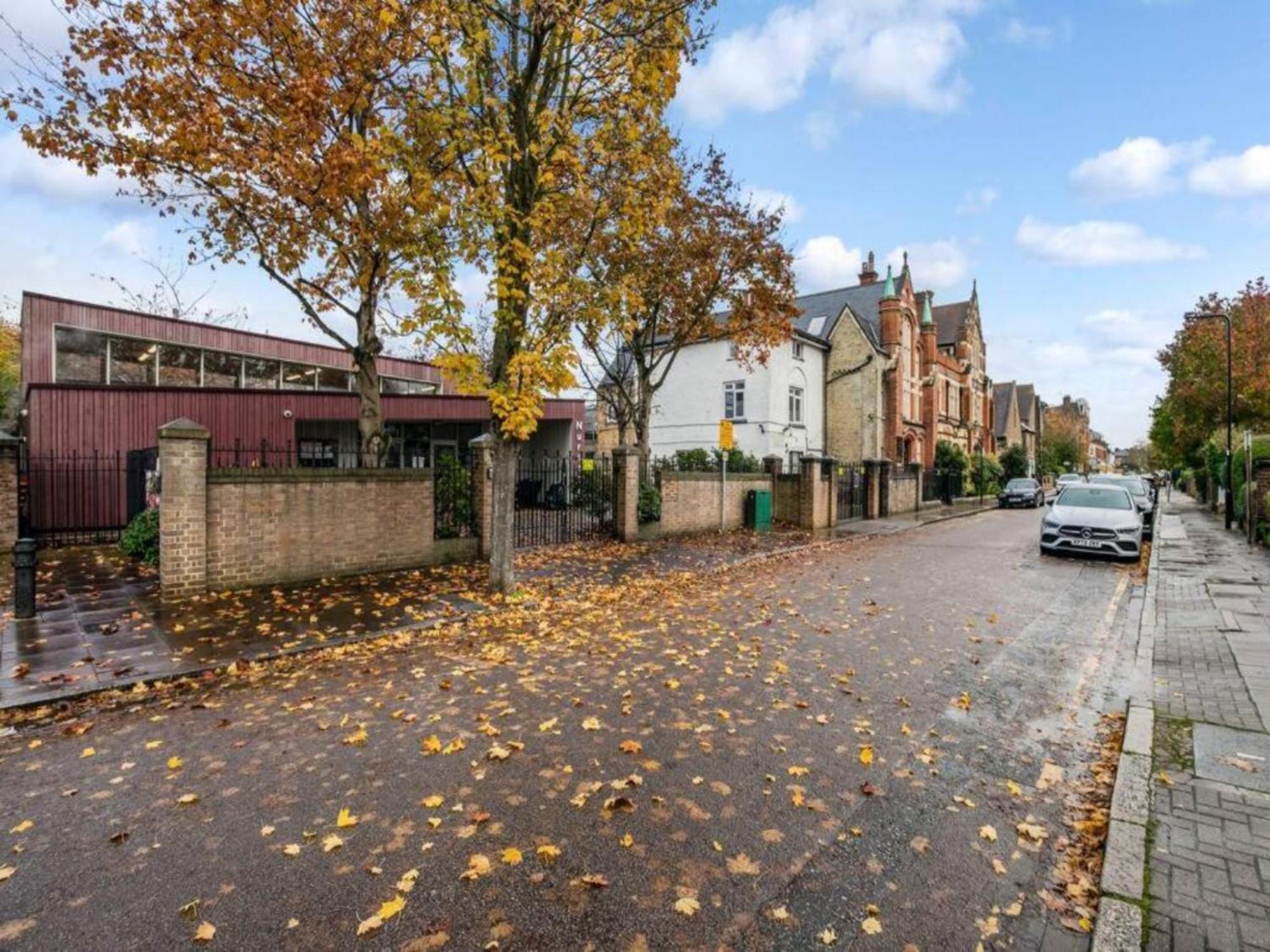 Pass The Keys Ealing Queen Of The Suburbs 2bd Londres