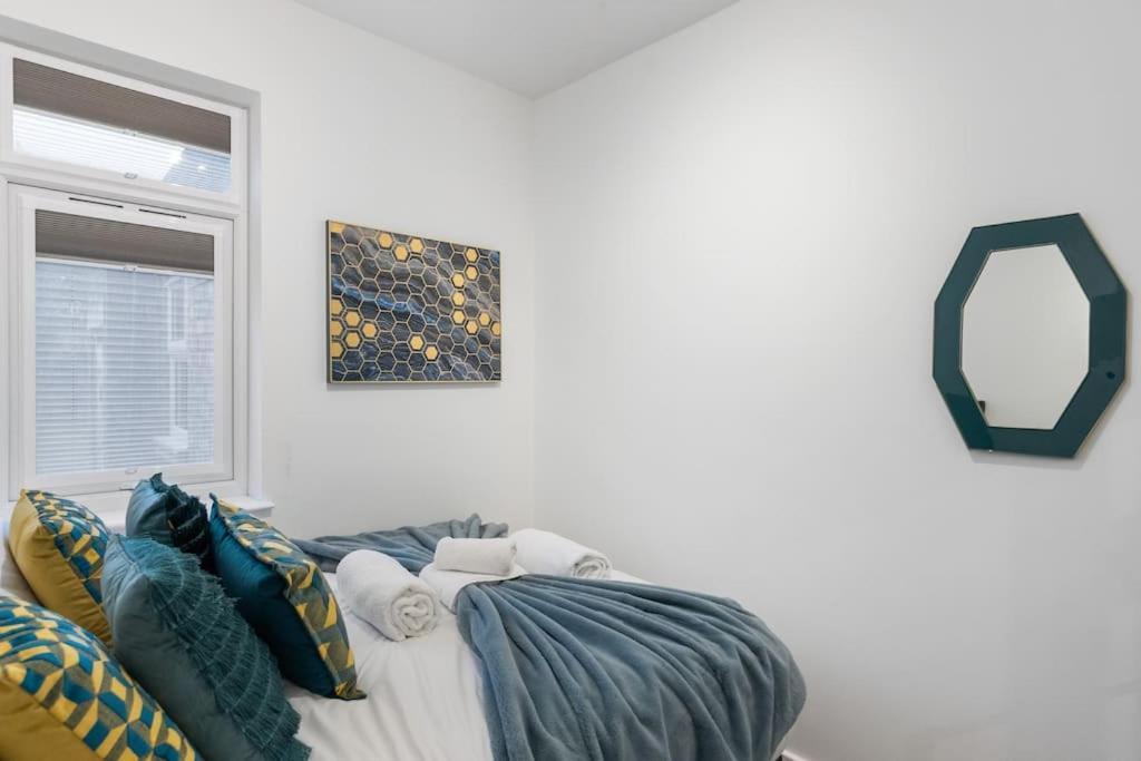 Modern 2 Bedroom 3 Min Walk To Tube Station * Londen