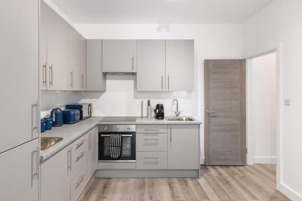 Modern 2 Bedroom 3 Min Walk To Tube Station Appartement Londen