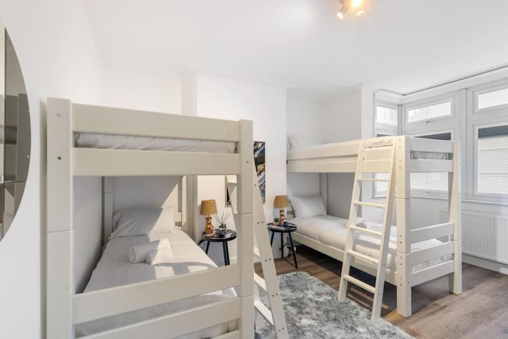 Modern 2 Bedroom 3 Min Walk To Tube Station Londen
