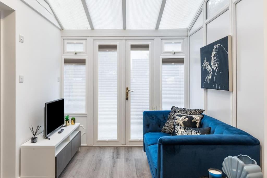 Modern 2 Bedroom 3 Min Walk To Tube Station * Londen