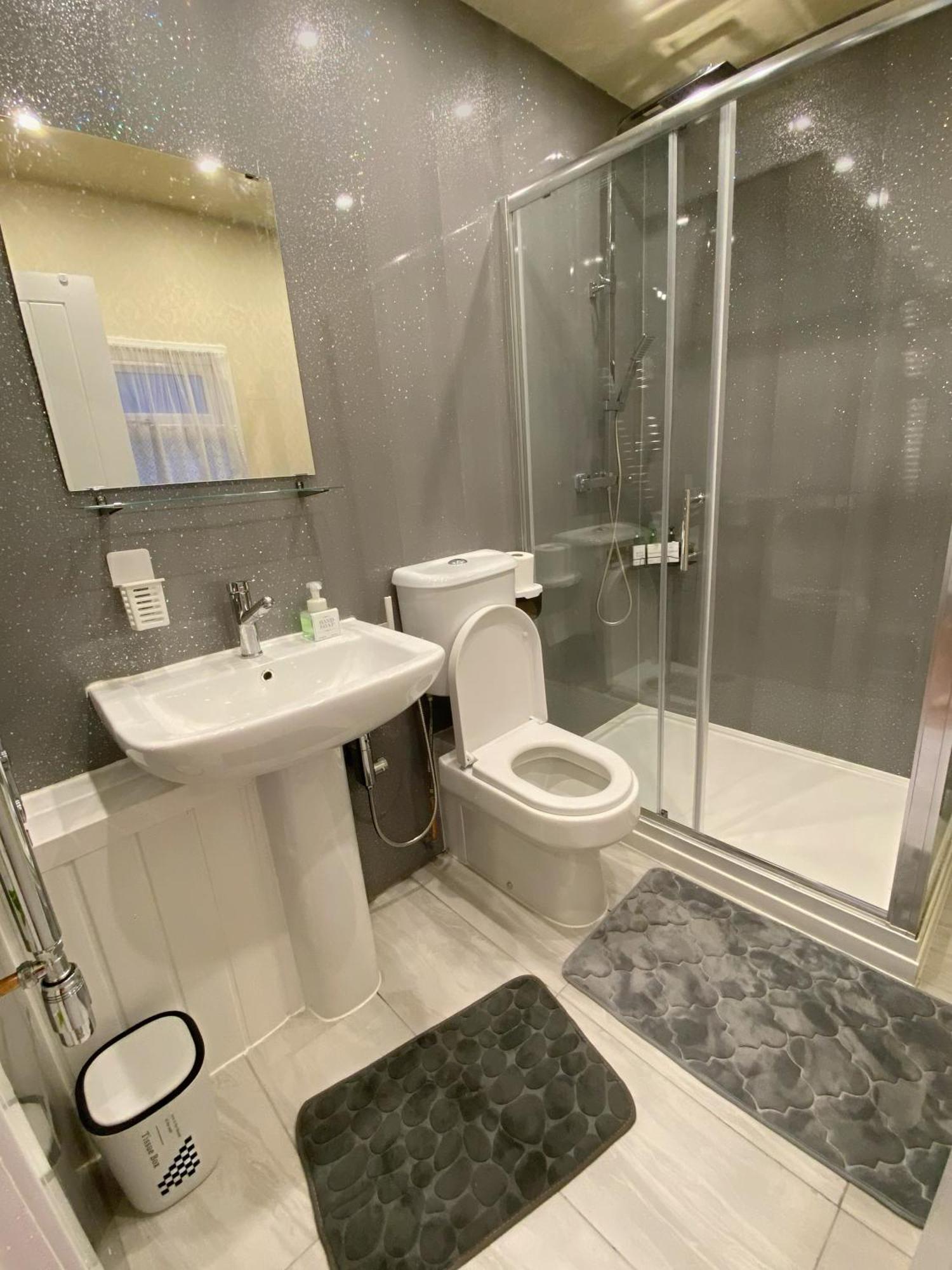 Barking House Sleeps 11 - Parking - Train Tube - Airport Сasa de vacaciones Londres