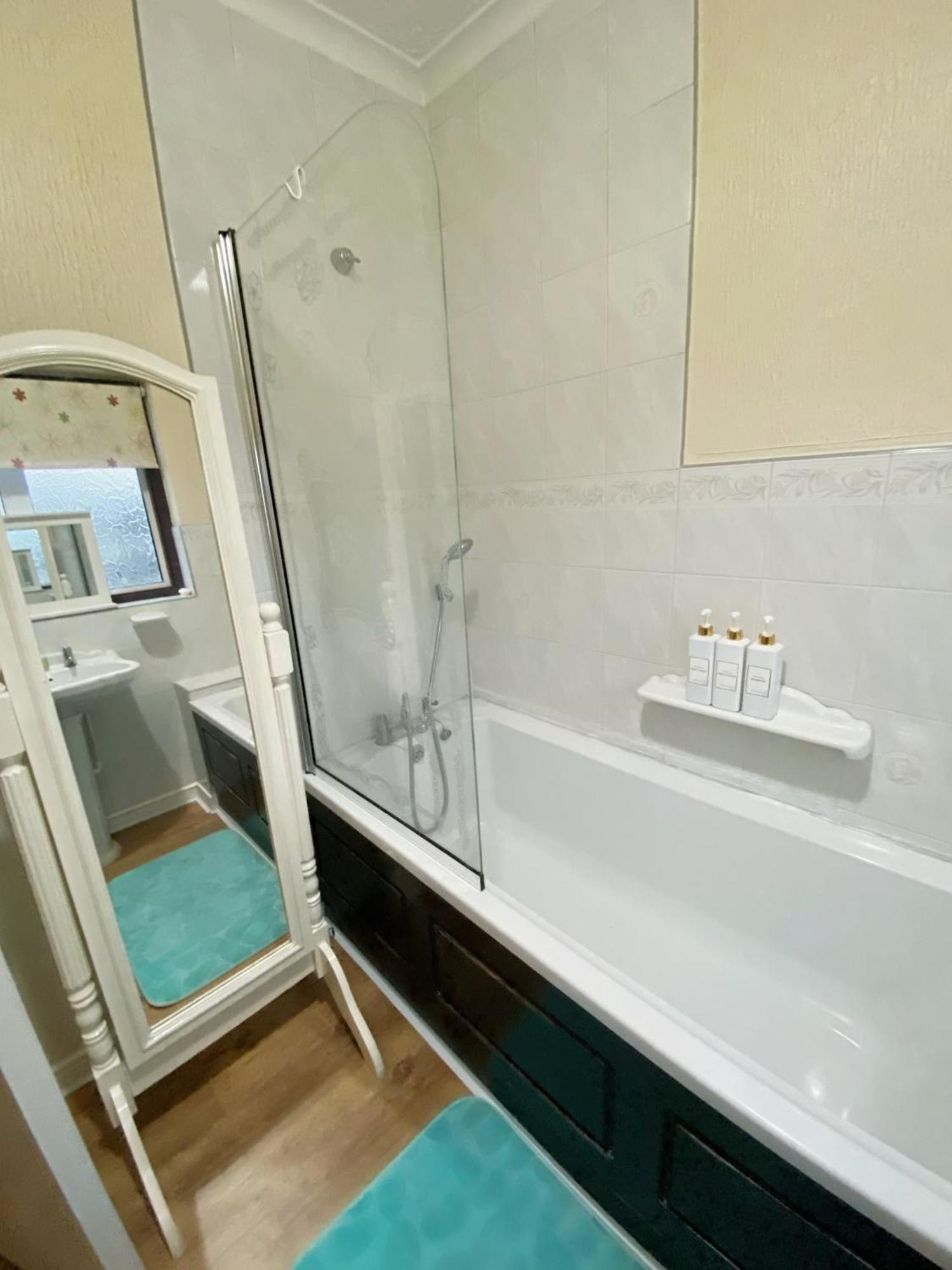 Barking House Sleeps 11 - Parking - Train Tube - Airport Londres