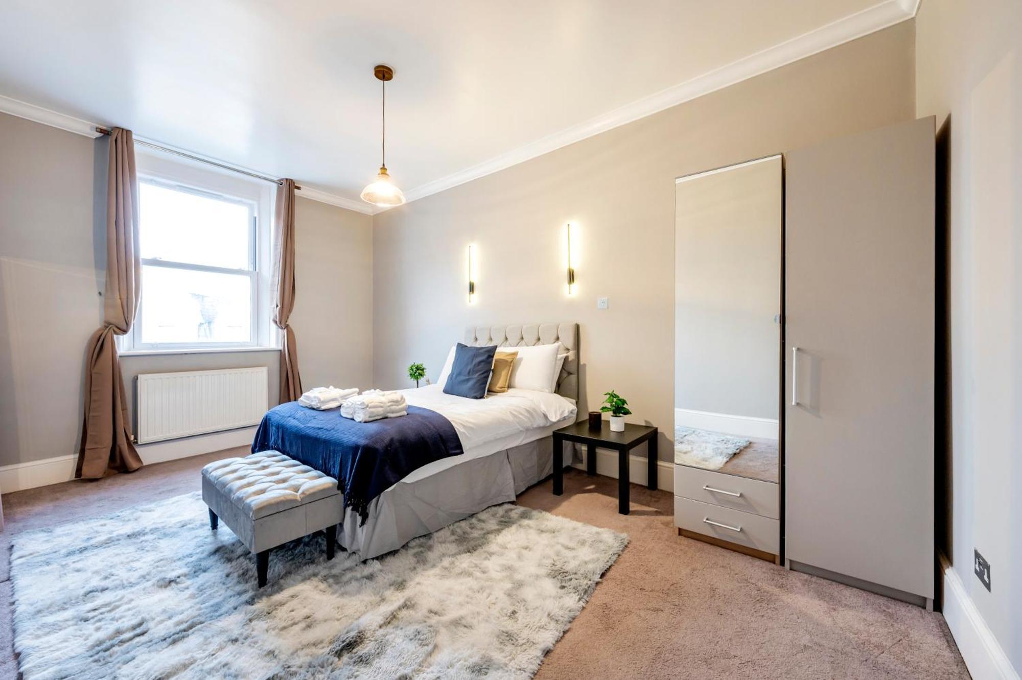 Large 1 Bedroom In Center Of 3 Apartment London