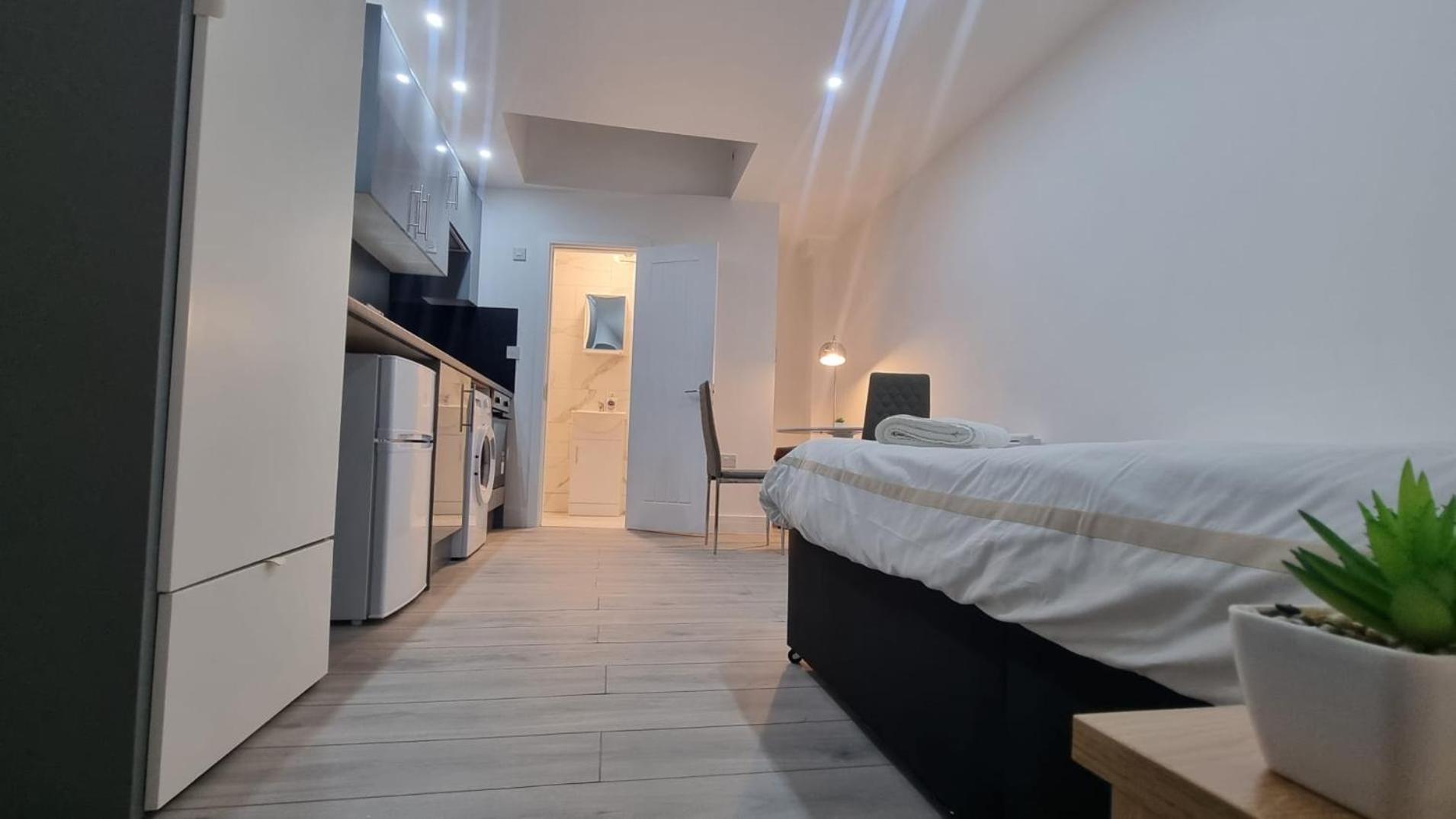Apartment Brand New Collection Of Close To Tube Station *