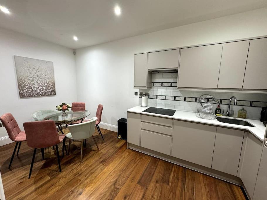 Hébergement de vacances Modern Majesty 3 Bed 3 Bath House In *