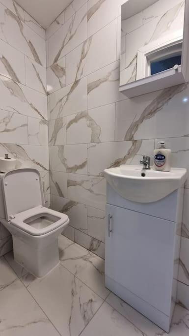 Brand New Collection Of Close To Tube Station Apartment *