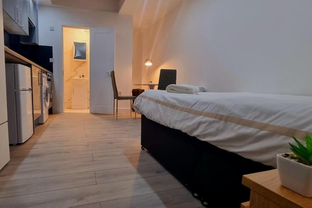 Brand New Collection Of Close To Tube Station Apartment