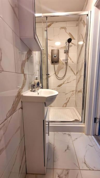 Apartment Brand New Collection Of Close To Tube Station *