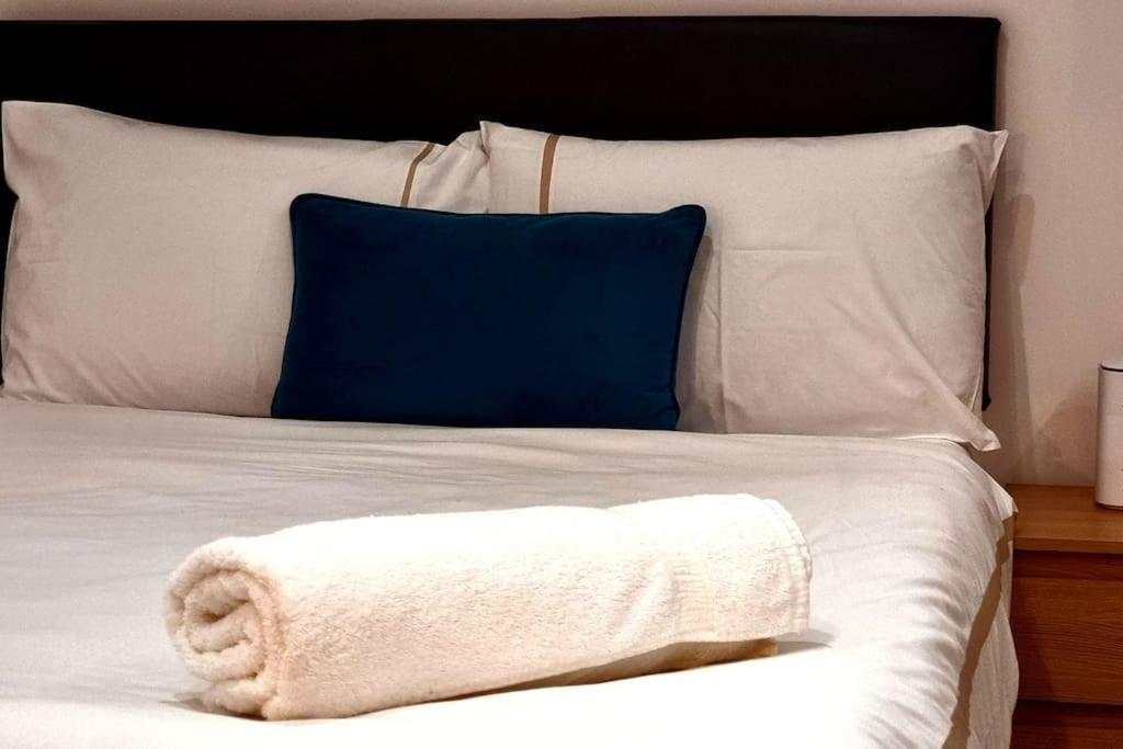 Apartment Brand New Collection Of Close To Tube Station *