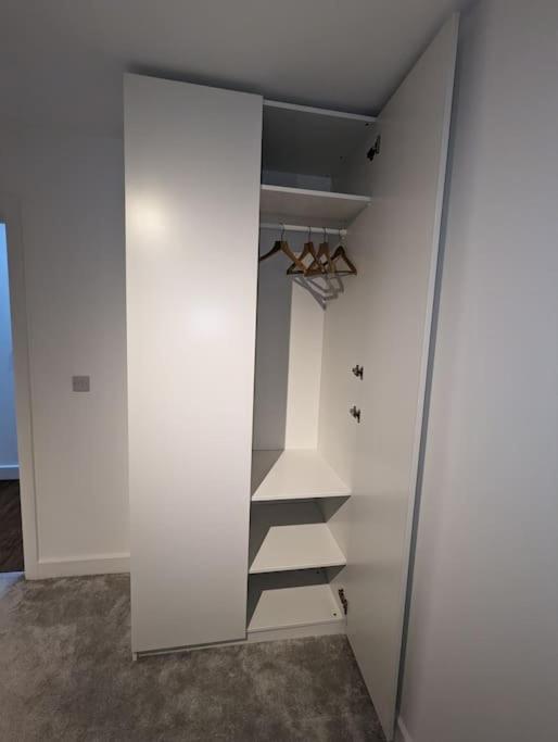 New Lux 1 Or 2 Bed Flats + Car Park + 5min Tube + Fast Wifi Appartement Londen