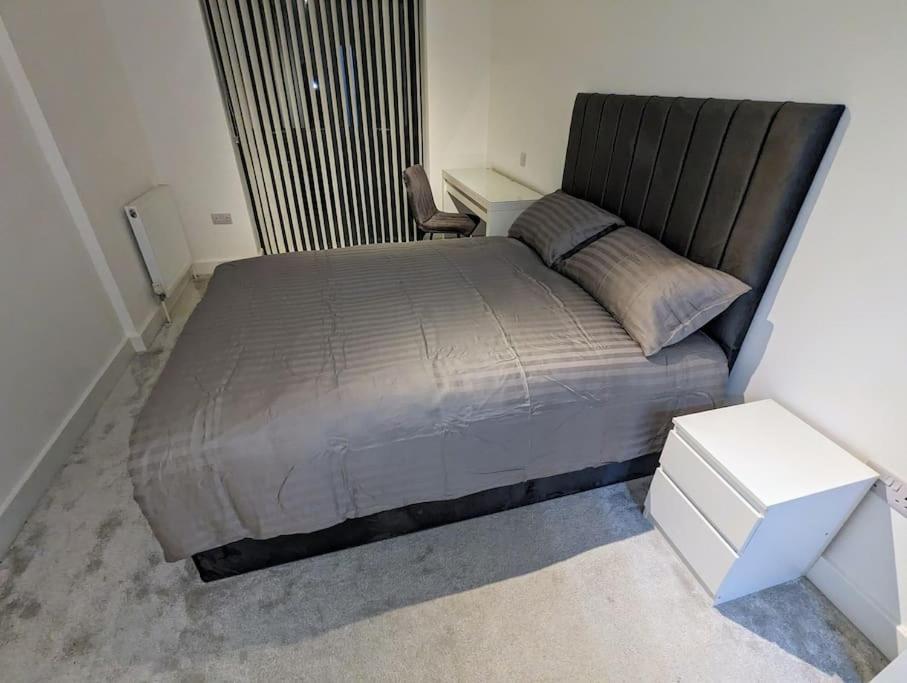 Appartement New Lux 1 Or 2 Bed Flats + Car Park + 5min Tube + Fast Wifi Londen