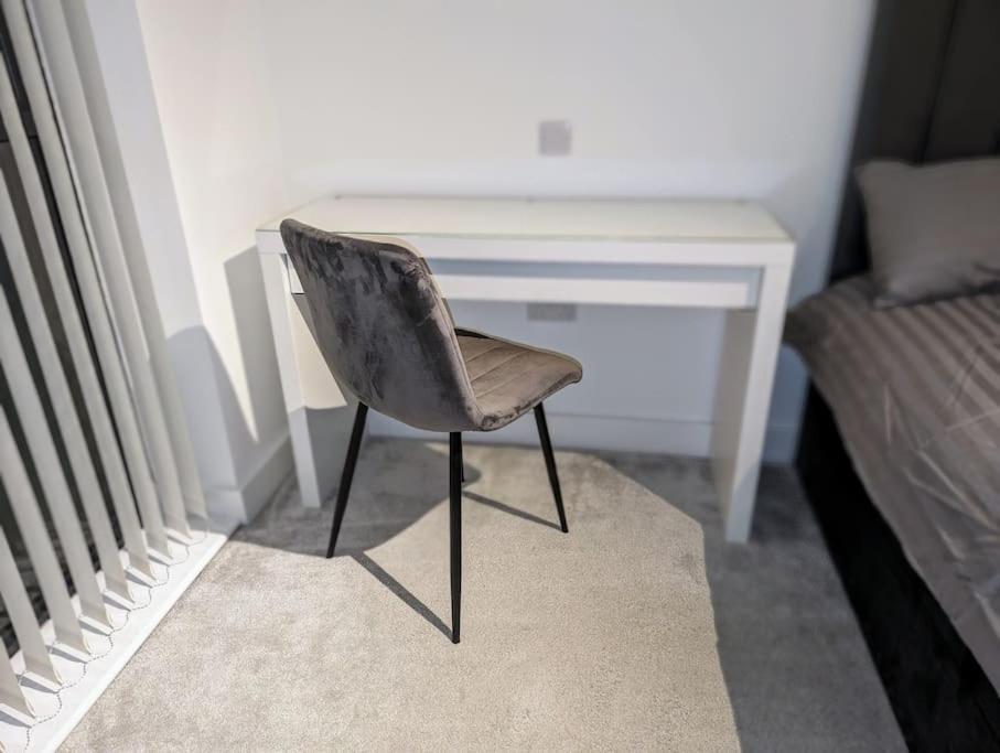 New Lux 1 Or 2 Bed Flats + Car Park + 5min Tube + Fast Wifi * Londen