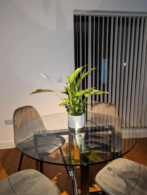 New Lux 1 Or 2 Bed Flats + Car Park + 5min Tube + Fast Wifi * Londen