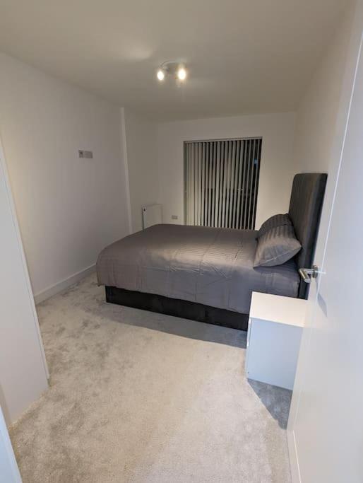 New Lux 1 Or 2 Bed Flats + Car Park + 5min Tube + Fast Wifi Londen
