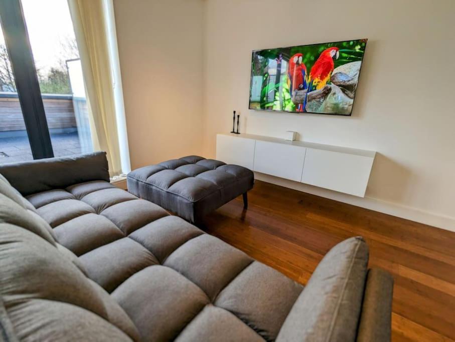 New Lux 1 Or 2 Bed Flats + Car Park + 5min Tube + Fast Wifi * Londen