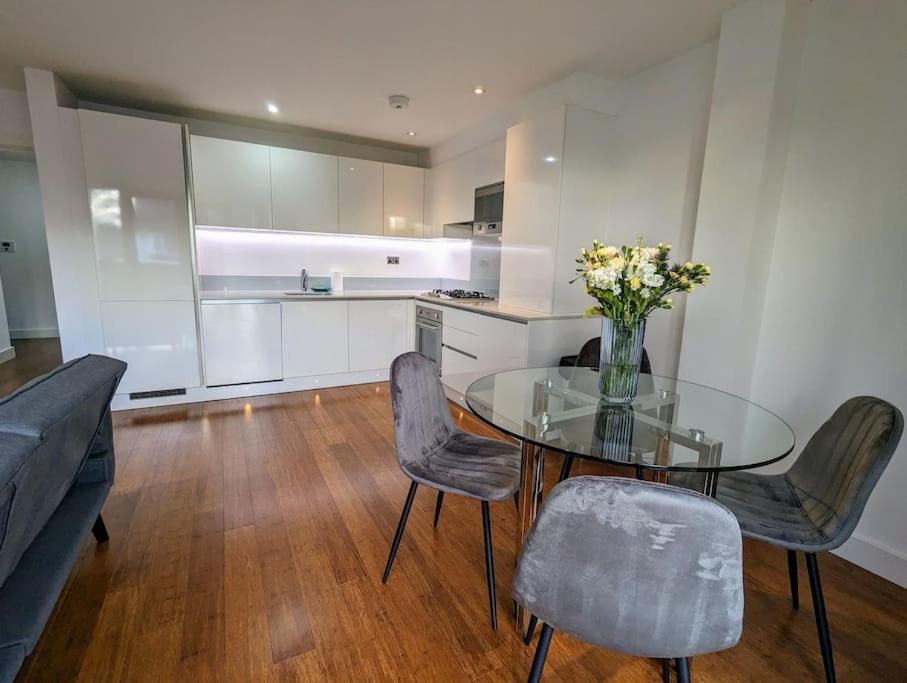 New Lux 1 Or 2 Bed Flats + Car Park + 5min Tube + Fast Wifi Appartement Londen