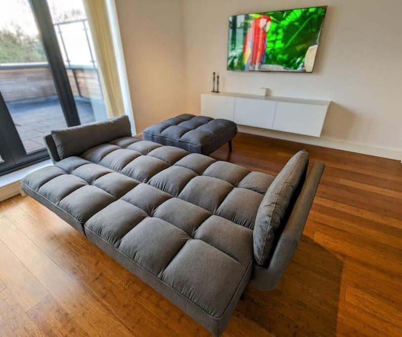 New Lux 1 Or 2 Bed Flats + Car Park + 5min Tube + Fast Wifi * Londen