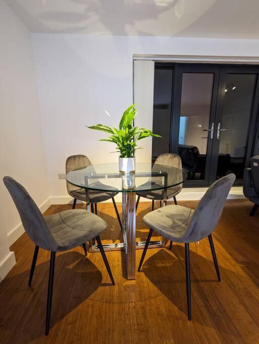 New Lux 1 Or 2 Bed Flats + Car Park + 5min Tube + Fast Wifi Londen