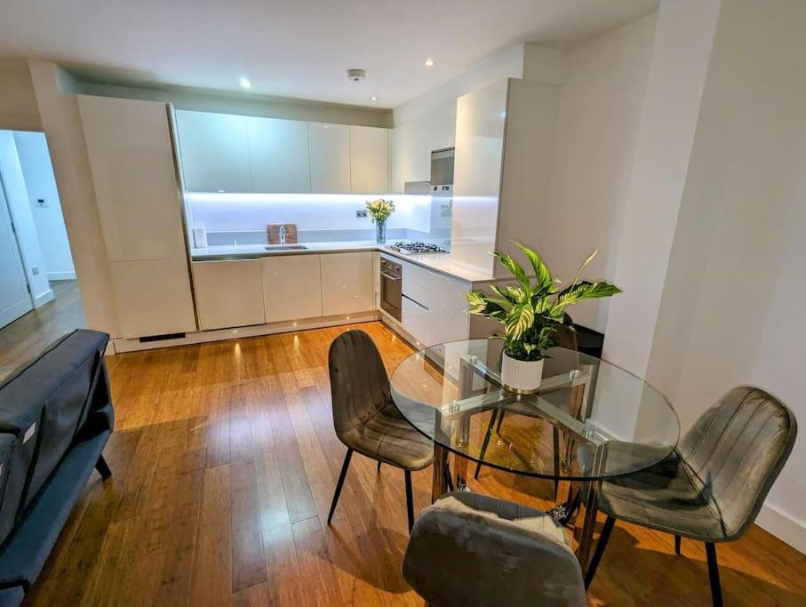 Appartement New Lux 1 Or 2 Bed Flats + Car Park + 5min Tube + Fast Wifi Londen