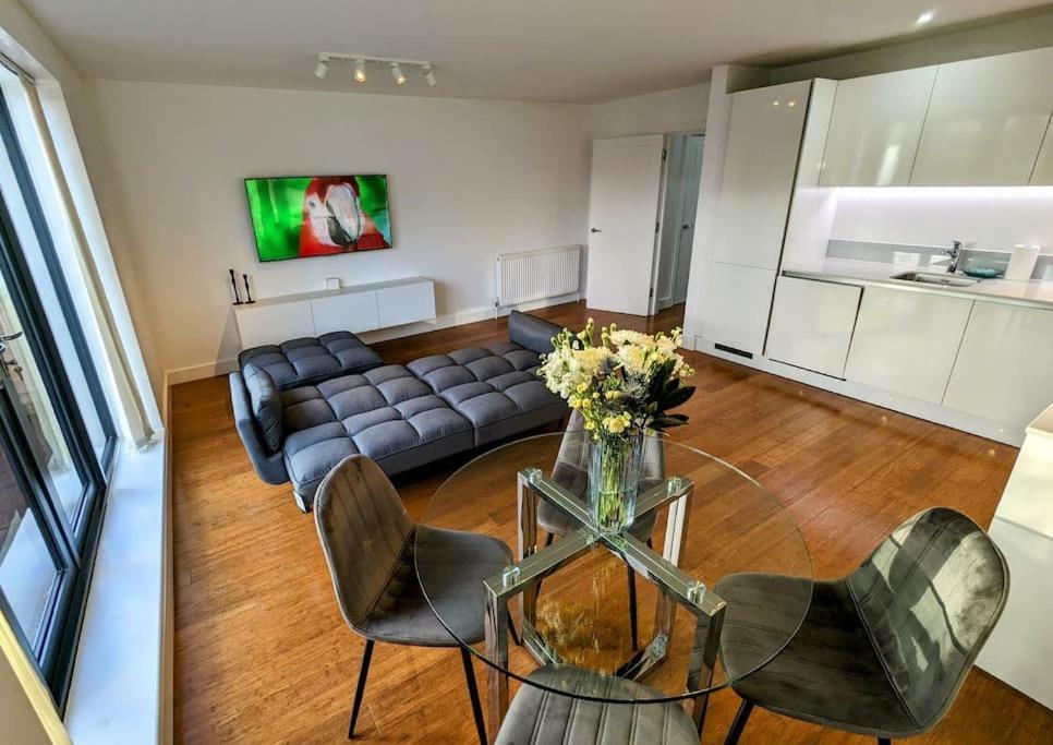 New Lux 1 Or 2 Bed Flats + Car Park + 5min Tube + Fast Wifi Appartement Londen
