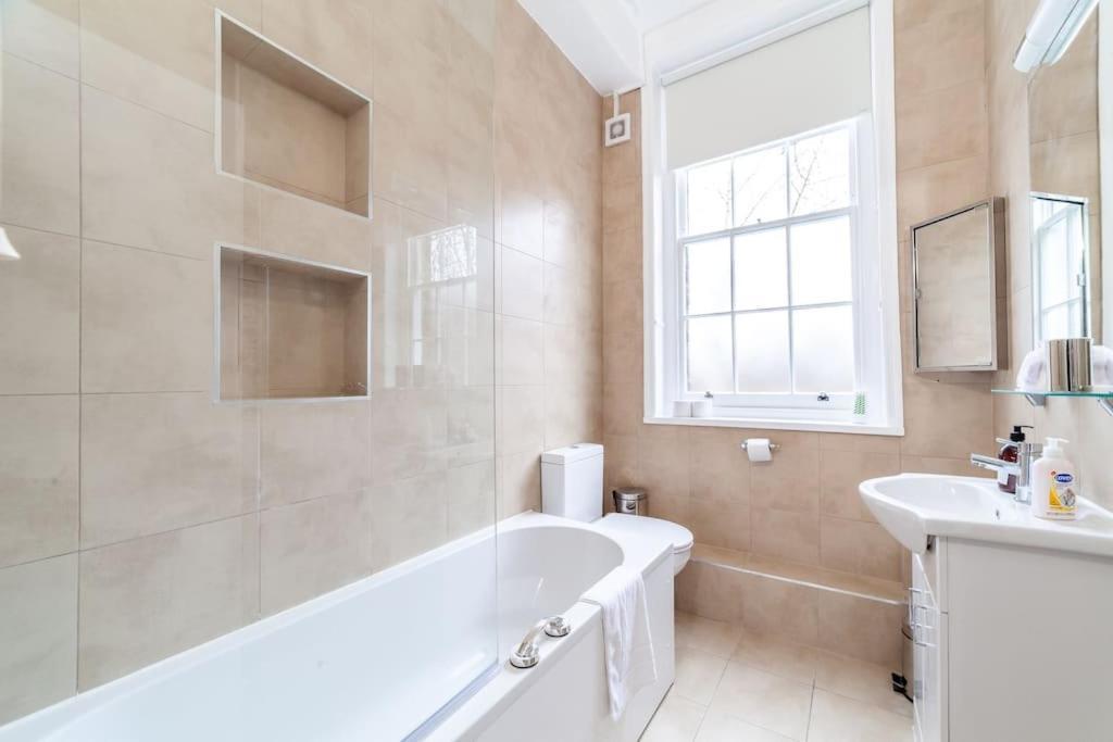 Appartement Spacious & 3-bed Flat By Popular Waterloo! *