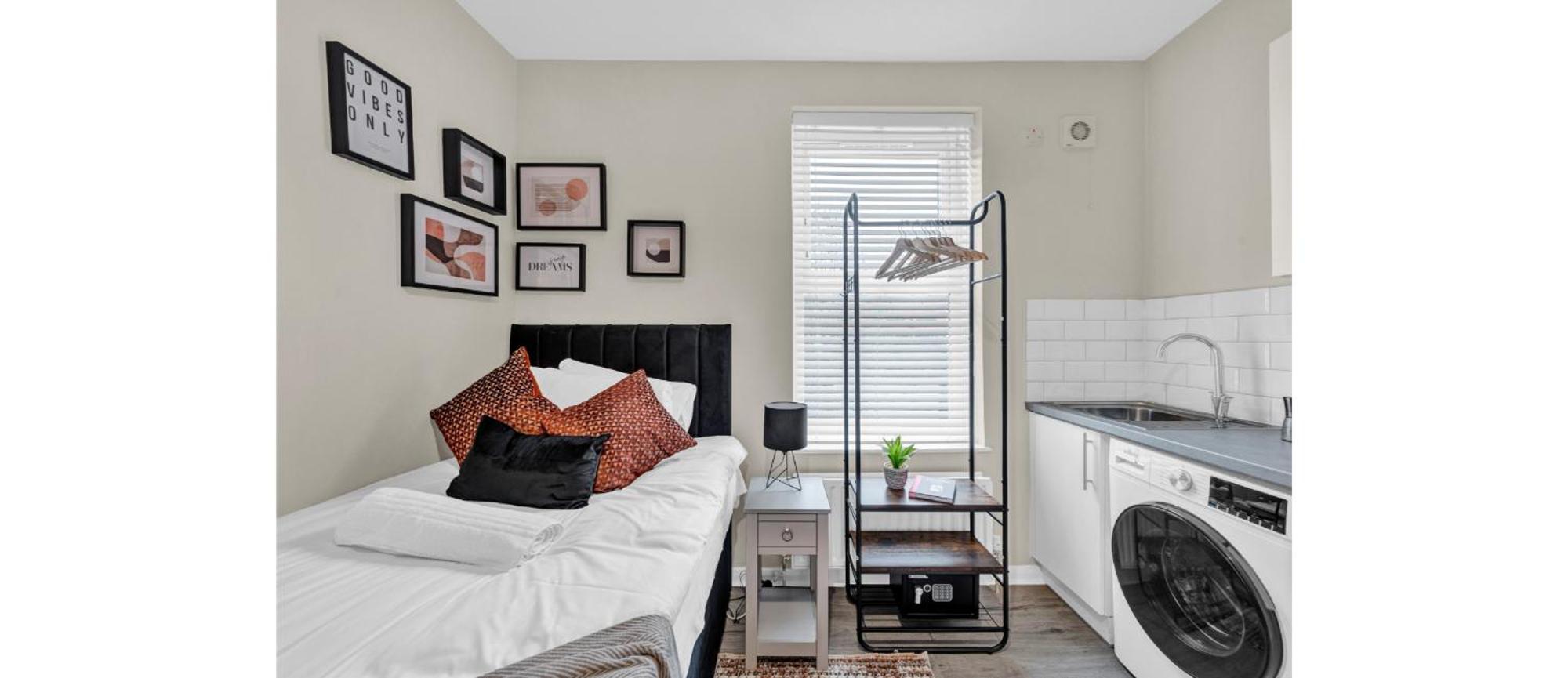 Minimalist Oasis: Airy In Calming Neutrals Apartamento