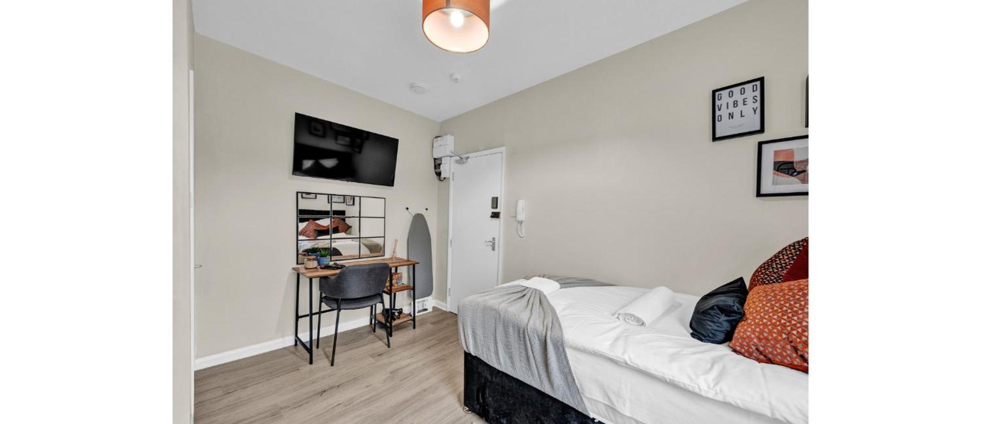 Apartamento Minimalist Oasis: Airy In Calming Neutrals Londres