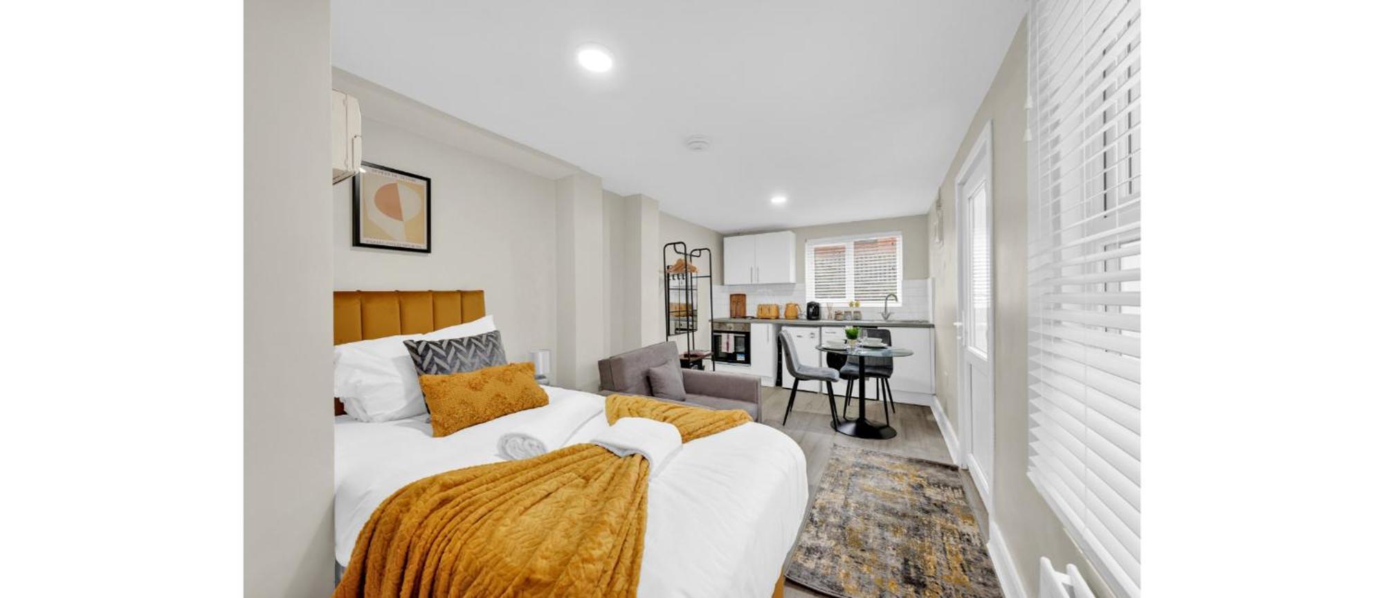 Glimmering Comfort: Spacious For 3! Appartement