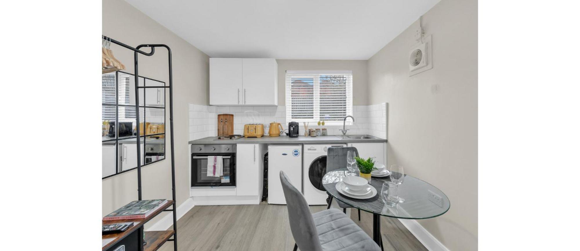 Glimmering Comfort: Spacious For 3! Appartement *