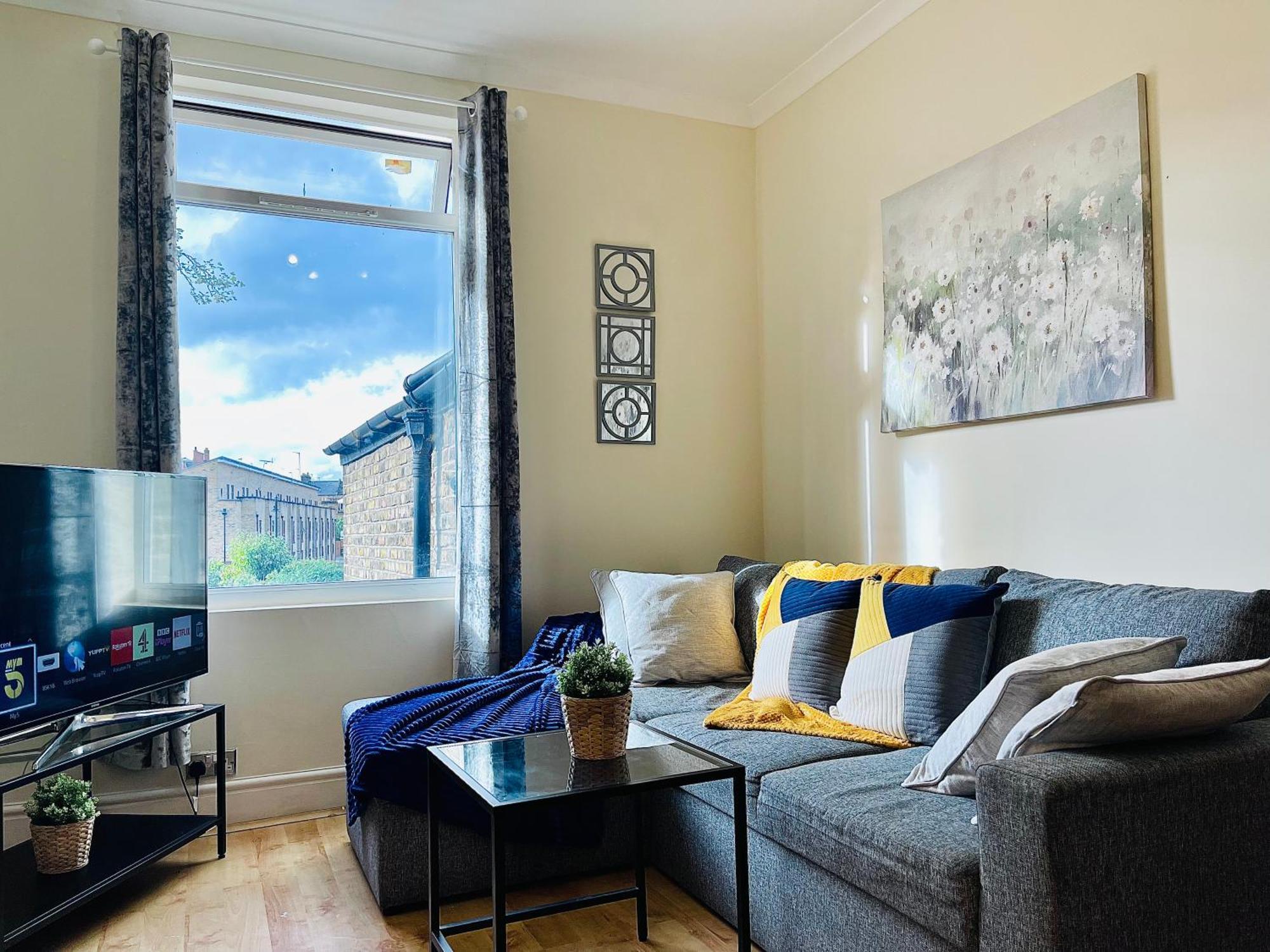 2 Bedroom Flat In *