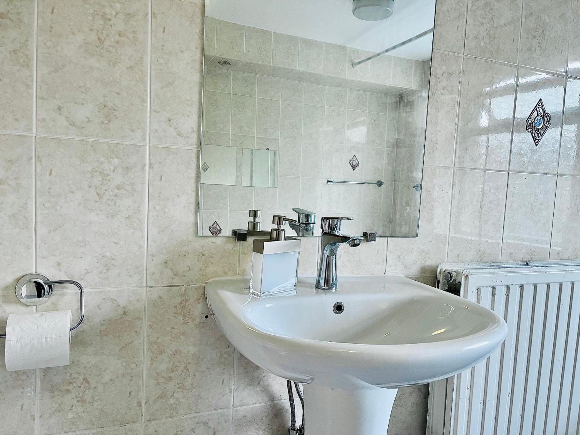 2 Bedroom Flat In * Londres