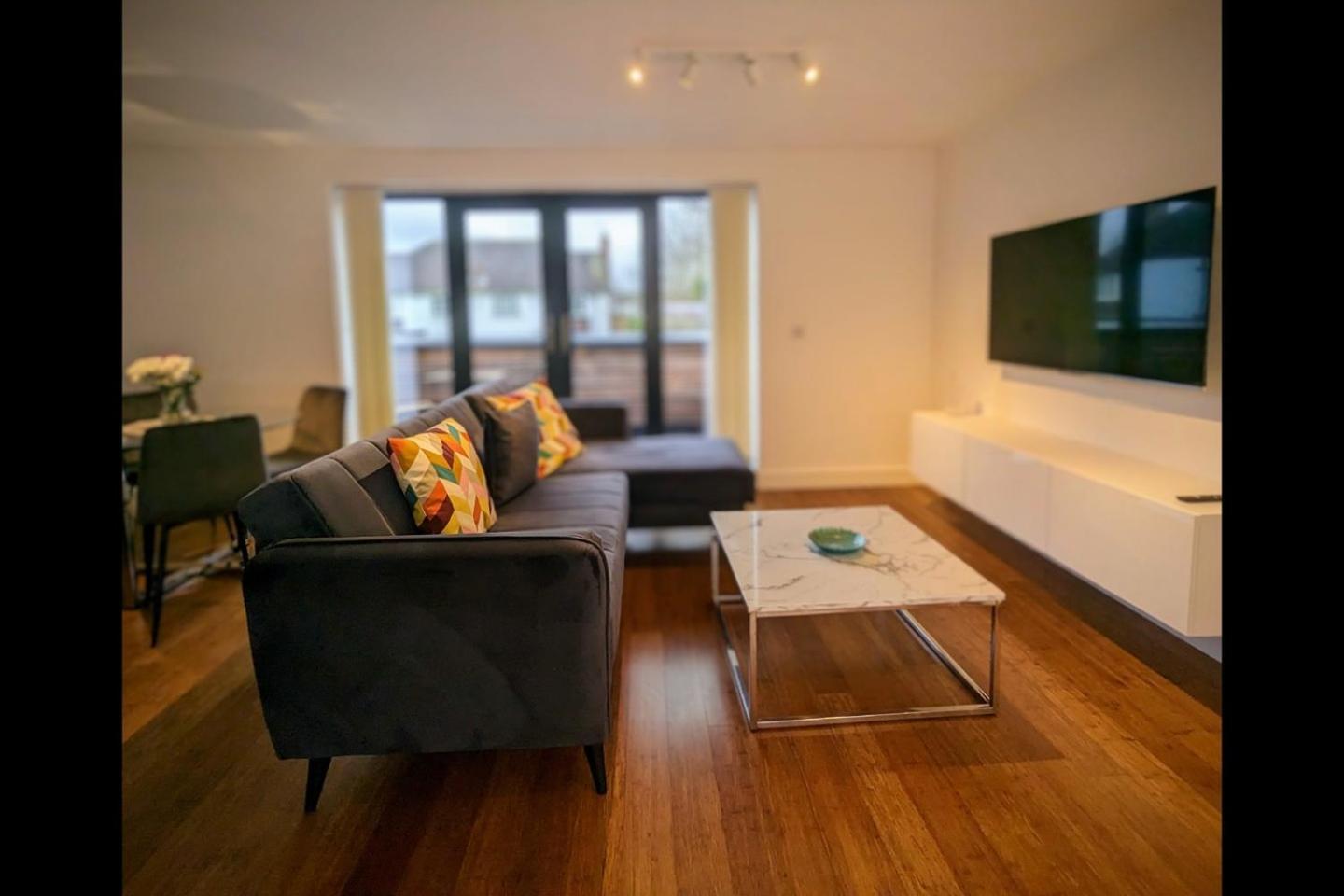 Appartement New Lux 1 Or 2 Bed Flats + Car Park + 5min Tube + Fast Wifi Londen