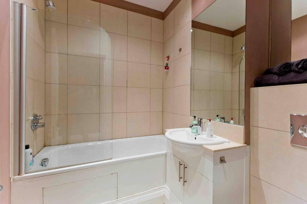 3 Bedroom Modern Townhouse * Londres