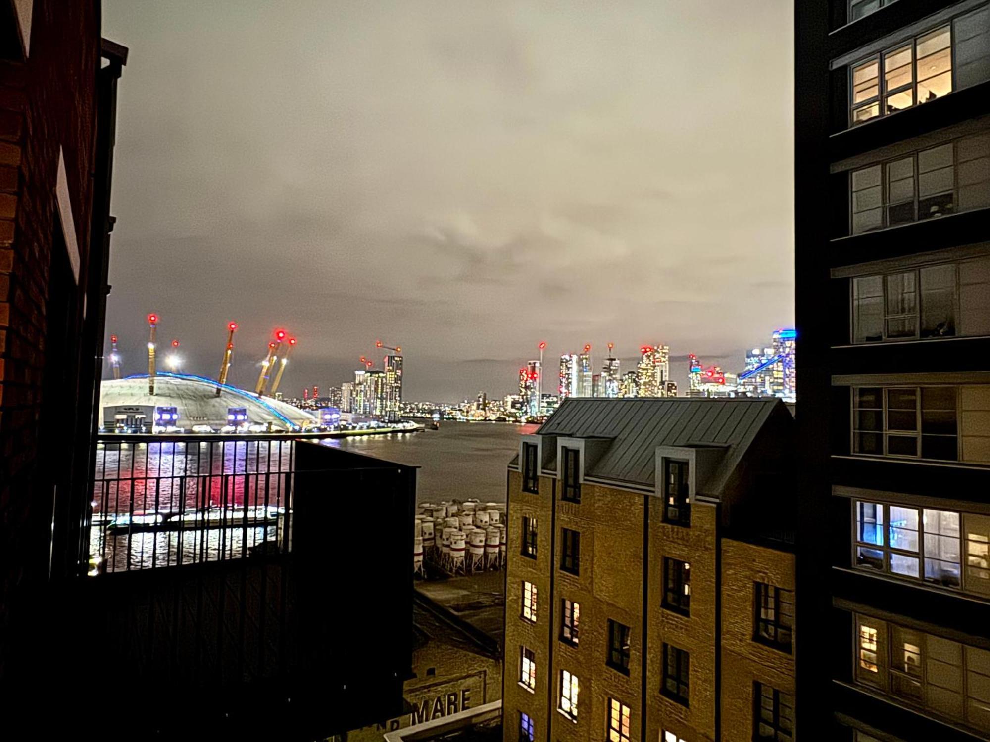 Luxury Flat With Balcony, River View, O2 Arena, Excel, Canary Wharf, Station Apartamento Londres