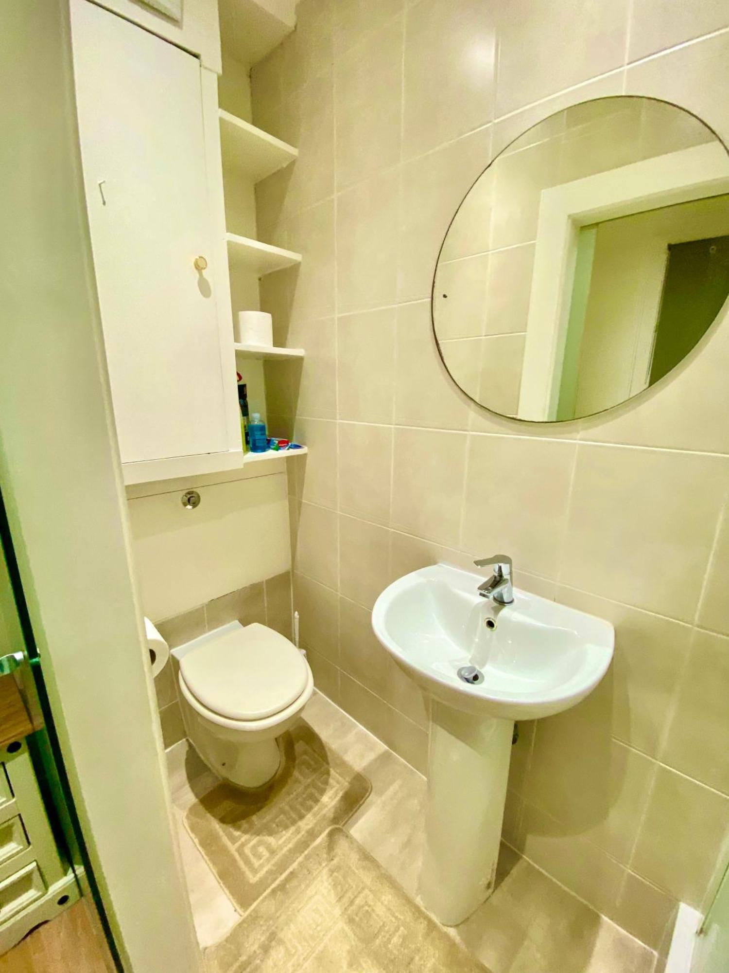 One Bedroom Flat Queen's Park Station * Londres